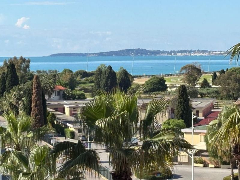 A louer APPARTEMENT DE PRESTIGE T3 80 M2 TERRASSE BORD DE MER CAGNES SUR MER