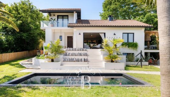 A vendre JOLIE MAISON DE VILLE 5 PIECES 147 M² PISCINE ANGLET
