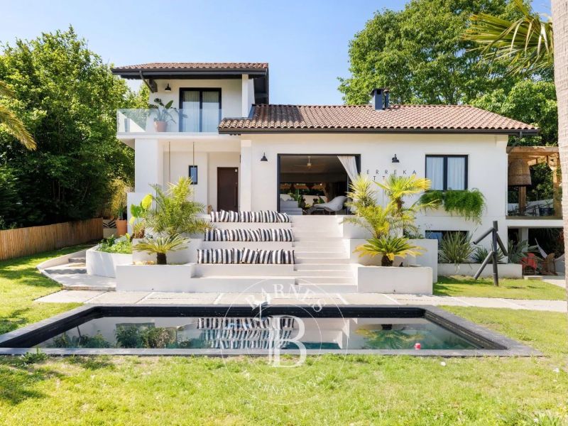 A vendre JOLIE MAISON DE VILLE 5 PIECES 147 M² PISCINE ANGLET