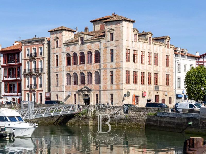 A vendre MAISON DE L'INFANTE 20 PIECES SAINT JEAN DE LUZ