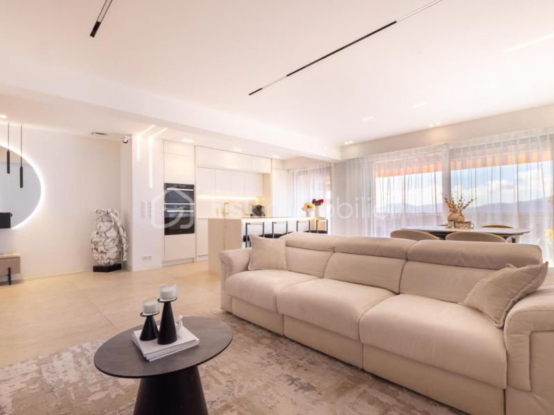 A louer APPARTEMENT DE PRESTIGE T3 83 M2 TERRASSE VUE MER LE CANNET