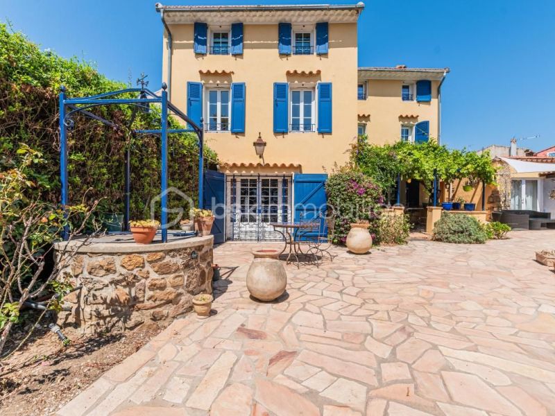 A louer MAISON  DE MAîTRE BORD DE MER SIX FOURS LES PLAGES