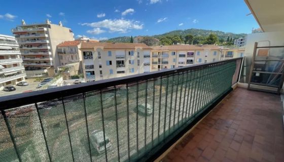 A louer STUDIO  35 M2 TERRASSE BORD DE MER CANNES