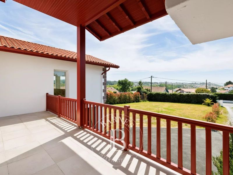 A vendre MAISON 7 PIECES 265 M² VUE MONTAGNE BIDART