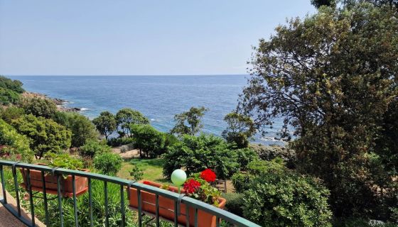 A vendre Belle villa 6 PIECES pieds dans l eau VUE MER SOLENZARA  