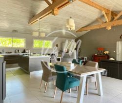 A vendre MAISON  CONTEMPORAINE BORD DE MER LE PORGE