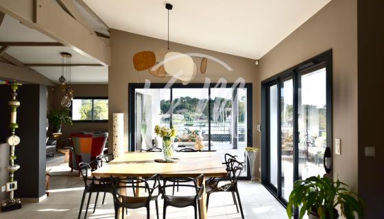A vendre MAISON  D'ARCHITECTE BORD DE MER LANTON