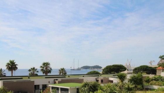 A vendre APPARTEMENT T4 90 m² DERNIER ETAGE VUE MER PLAGE A  PIEDS La Ciotat