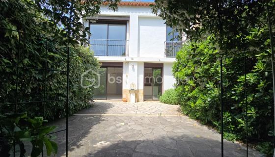 A vendre MAISON  CONTEMPORAINE BORD DE MER SIX FOURS LES PLAGES