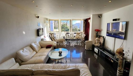 A louer LOFT T3 114 M2 BORD DE MER MANDELIEU LA NAPOULE