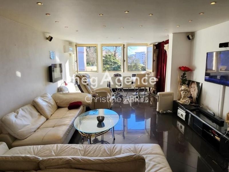 A louer LOFT T3 114 M2 BORD DE MER MANDELIEU LA NAPOULE