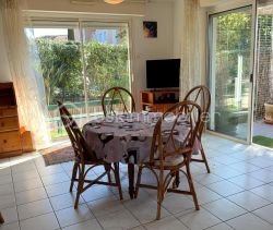 A louer APPARTEMENT DE PRESTIGE T3 65 M2 TERRASSE BORD DE MER SAINT RAPHAEL