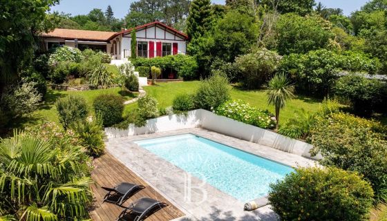 A vendre ELEGANTE MAISON 8 PIECES PISCINE ARCANGUES