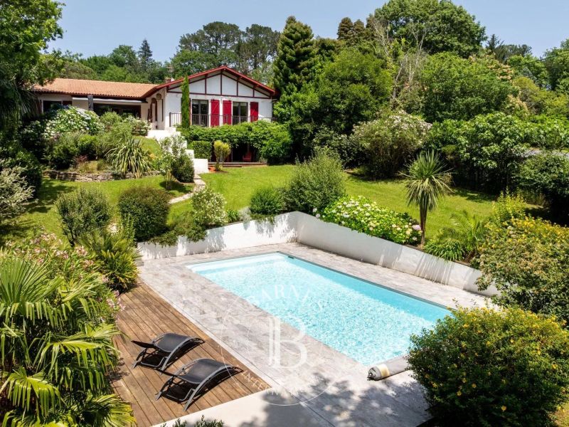 A vendre ELEGANTE MAISON 8 PIECES PISCINE ARCANGUES
