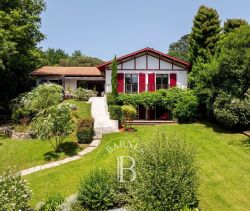 A vendre ELEGANTE MAISON 8 PIECES PISCINE ARCANGUES