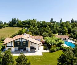 A vendre GRANDE MAISON BASQUE TYPIQUE 9 PIECES ARCANGUES
