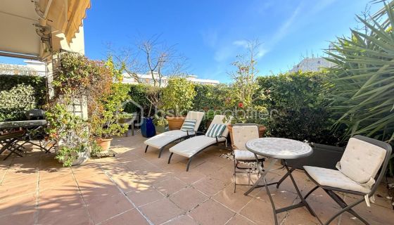 A louer APPARTEMENT DE PRESTIGE T4 80 M2 TERRASSE BORD DE MER ANTIBES