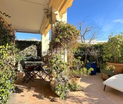 A louer APPARTEMENT DE PRESTIGE T4 80 M2 TERRASSE BORD DE MER ANTIBES