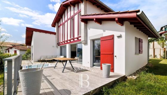 A vendre MAISON  CONTEMPORAINE BORD DE MER URRUGNE