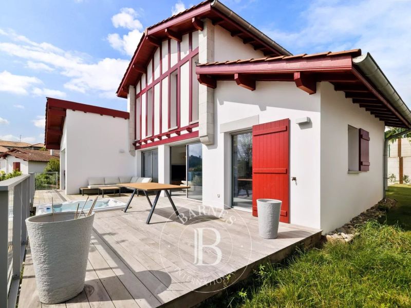 A vendre MAISON  CONTEMPORAINE BORD DE MER URRUGNE