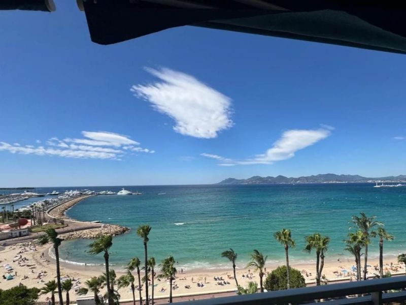 A louer APPARTEMENT DE PRESTIGE T3 84 M2 TERRASSE VUE MER CANNES