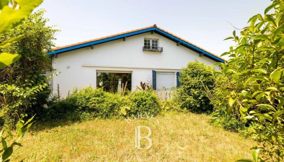 A vendre MAISON 6 PIECES A RENOVER AVEC BEL EXTERIEUR ET GARAGE  BIARRITZ
