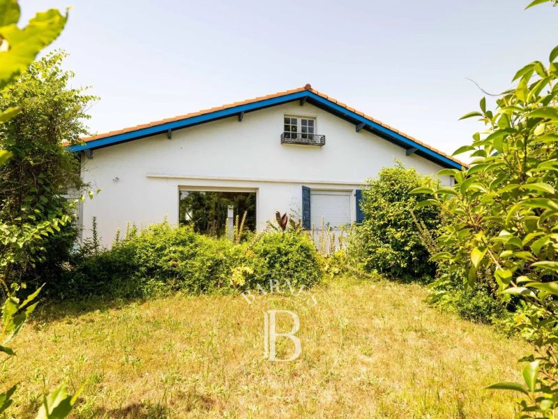 A vendre MAISON 6 PIECES A RENOVER AVEC BEL EXTERIEUR ET GARAGE  BIARRITZ