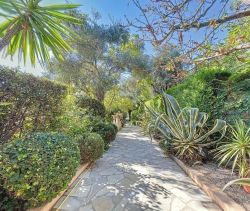 A louer MAISON  7 PIECES 232 M2 BORD DE MER MOUGINS