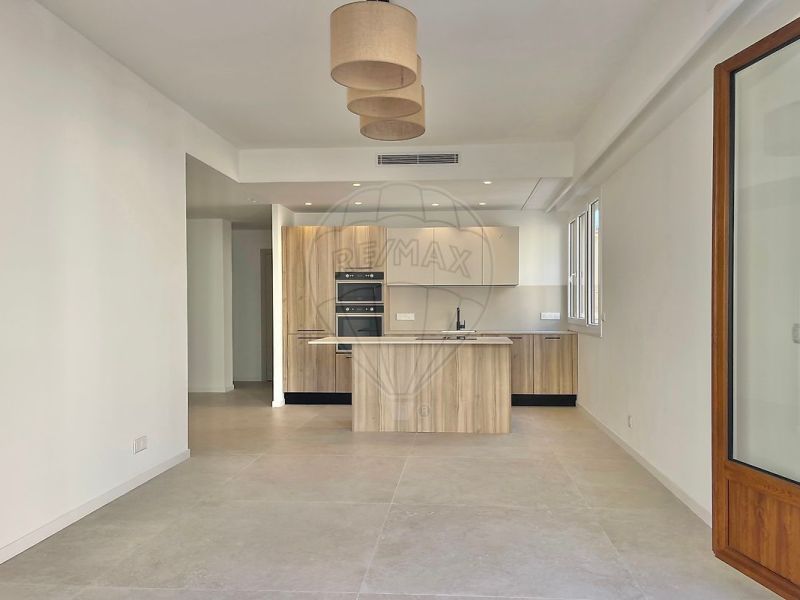 A vendre APPARTEMENT T3 75 M2 TERRASSE BORD DE MER NICE