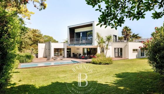 A vendre TRES BELLE MAISON CONTEMPORAINE 8 PIECES 390 M² MER ET GOLF ANGLET CHIBERTA