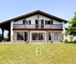 A vendre MAISON 170 M² UN HECTARE AVEC VUE MONTAGNES URRUGNE