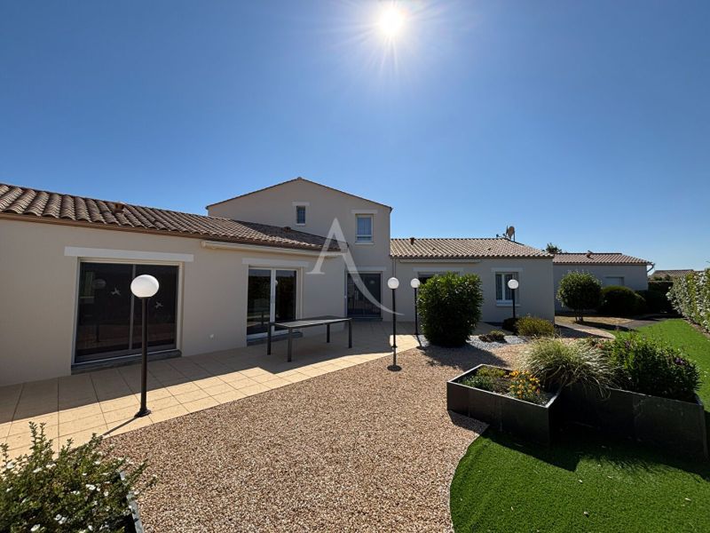 A vendre MAISON  7 PIECES 165 M2 BORD DE MER LONGEVILLE SUR MER
