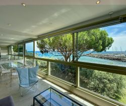 A louer APPARTEMENT DE PRESTIGE T3 93 M2 PIEDS DANS L'EAU MANDELIEU LA NAPOULE