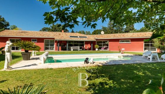 A vendre JOLIE MAISON 7 PIECES 230 M² PISCINE ANGRESSE