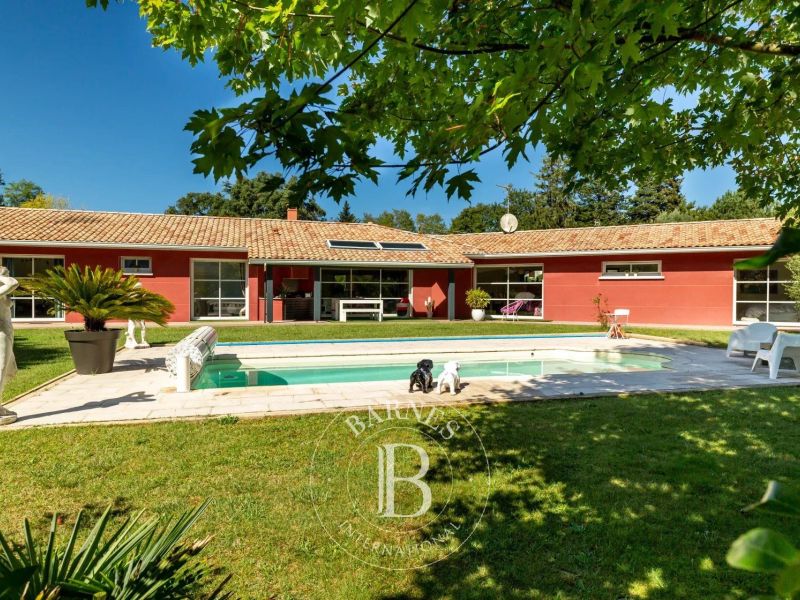 A vendre JOLIE MAISON 7 PIECES 230 M² PISCINE ANGRESSE
