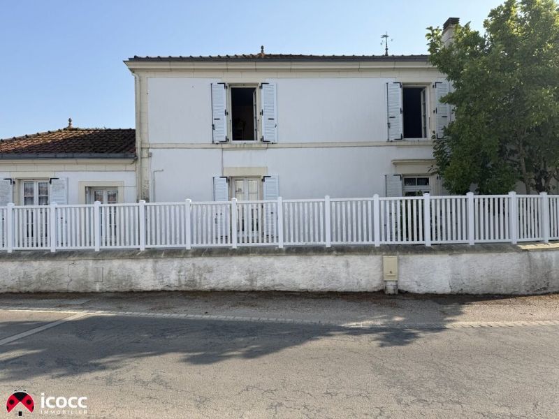 A louer MAISON  DE MAîTRE BORD DE MER GRUES