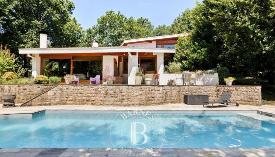 A vendre  GRANDE MAISON DES ANNEES 70 300 M² BIDART