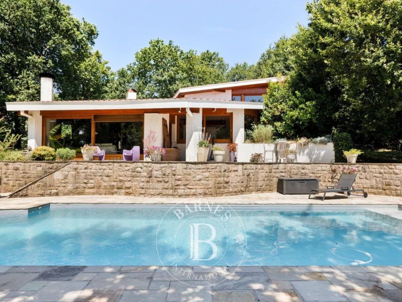 A vendre  GRANDE MAISON DES ANNEES 70 300 M² BIDART