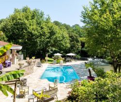 A vendre  GRANDE MAISON DES ANNEES 70 300 M² BIDART