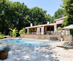 A vendre  GRANDE MAISON DES ANNEES 70 300 M² BIDART
