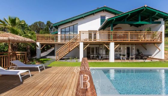 A vendre MAGNIFIQUE  MAISON 250 M² RENOVEE PISCINE  ARCANGUES
