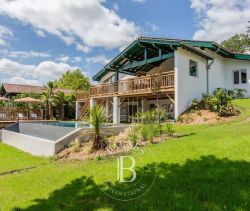 A vendre MAGNIFIQUE  MAISON 250 M² RENOVEE PISCINE  ARCANGUES