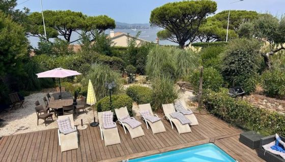 A louer MAISON  6 PIECES 200 M2 PIEDS DANS L'EAU GASSIN