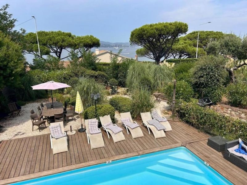 A louer MAISON  6 PIECES 200 M2 PIEDS DANS L'EAU GASSIN