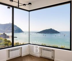 A vendre APPARTEMENT DUPLEX DE PRESTIGE NEUF  330 M2 TERRASSE PIEDS DANS L'EAU SAN SEBASTIáN