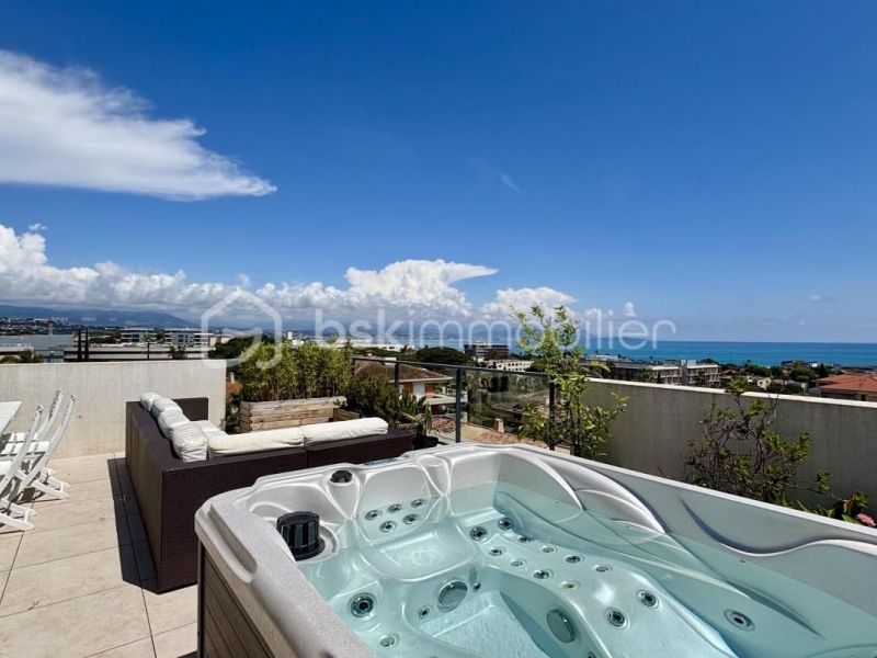 A louer APPARTEMENT T3 104 M2 TERRASSE VUE MER ANTIBES