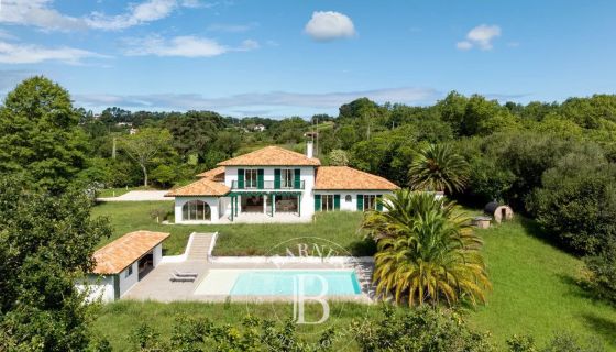 A vendre MAISON  9 PIECES 360 M2 BORD DE MER URRUGNE