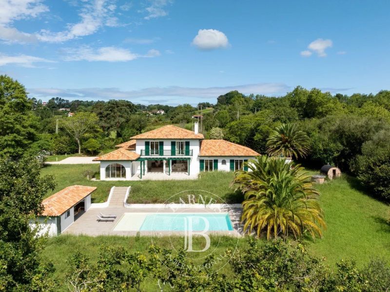 A vendre MAISON  9 PIECES 360 M2 BORD DE MER URRUGNE