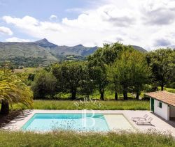 A vendre MAISON  9 PIECES 360 M2 BORD DE MER URRUGNE