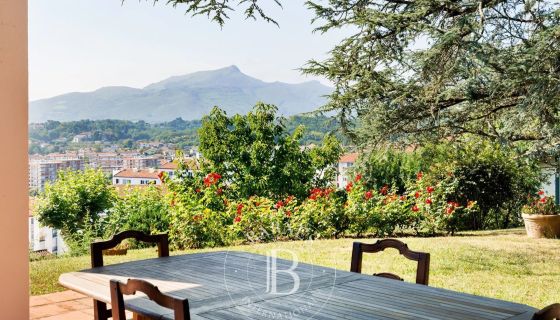 A vendre MAISON  8 PIECES 245 M2 BORD DE MER CIBOURE